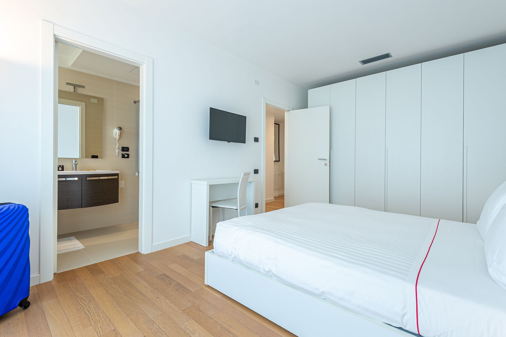 Two-Bedroom Apartment | Biancheria da letto ipoallergenica, copriletto in piuma, minibar