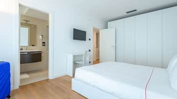 Two-Bedroom Apartment | Biancheria da letto ipoallergenica, copriletto in piuma, minibar