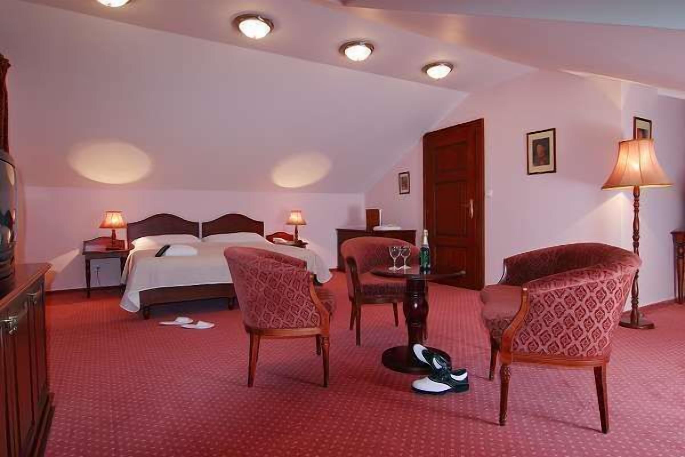 Minibar, in-room safe, desk, iron/ironing board