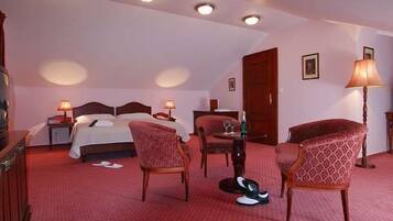 Minibar, in-room safe, desk, iron/ironing board