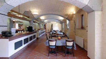 2 restaurantes; se sirven desayunos