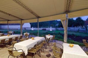 2 restaurants, breakfast served - Golf Resort Hotel Konopiste (Bystrice)