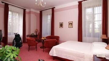 Minibar, Zimmersafe, Schreibtisch, Bügeleisen/Bügelbrett