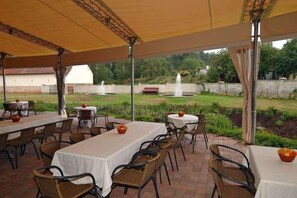 2 restaurants, breakfast served - Golf Resort Hotel Konopiste (Bystrice)