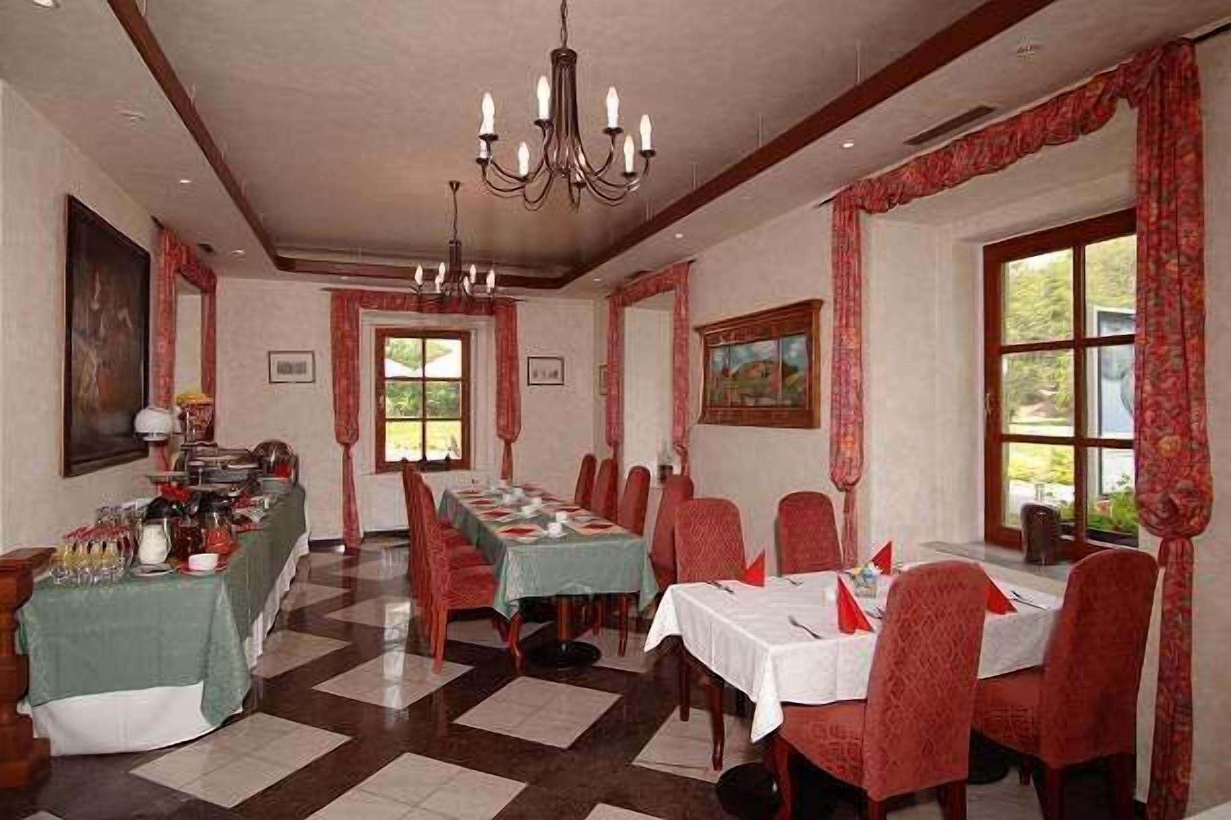 2 间餐厅，供应早餐