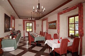 2 か所のレストラン、朝食に営業