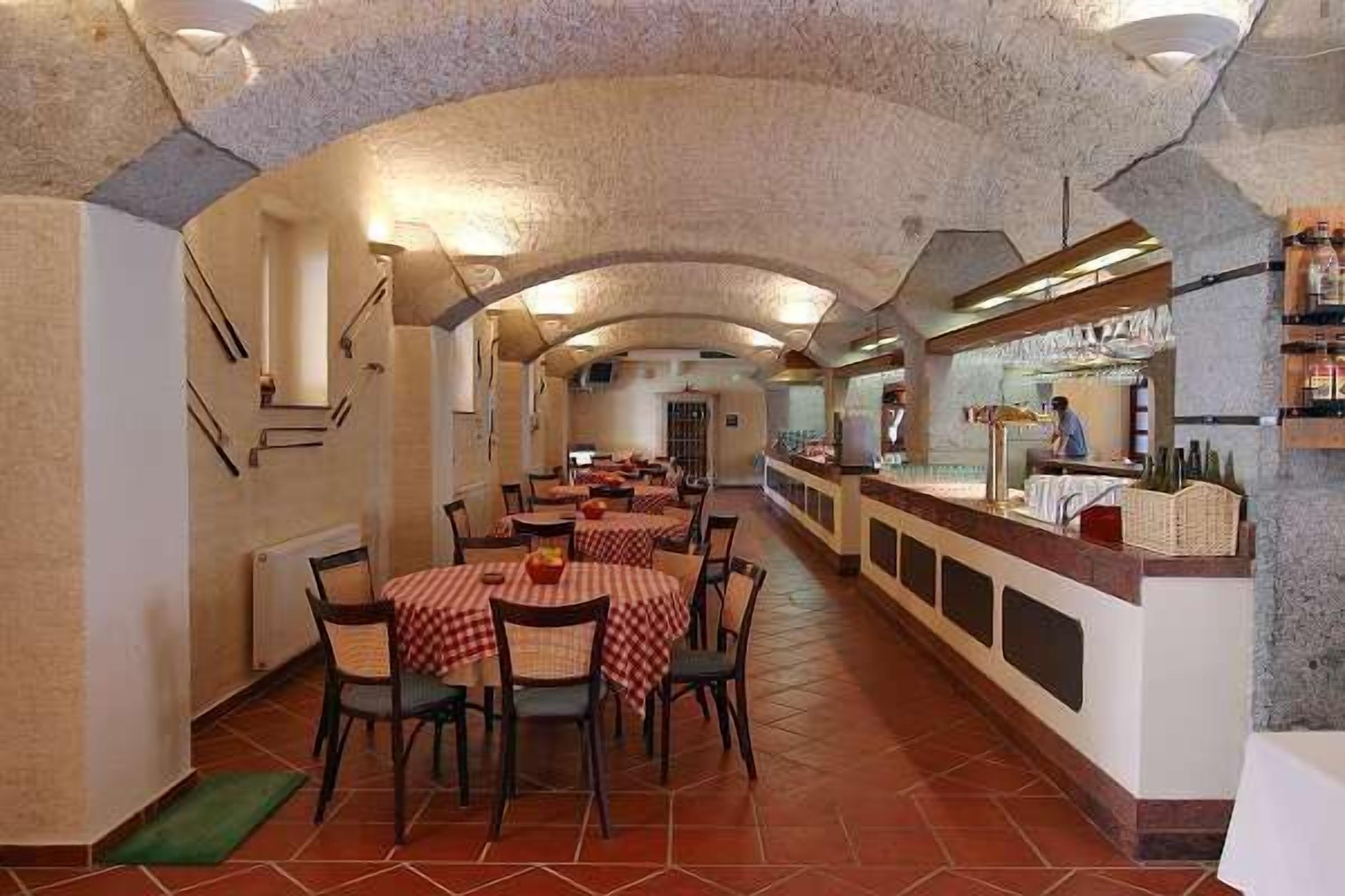 2 restaurants; breakfast, lunch and dinner served 