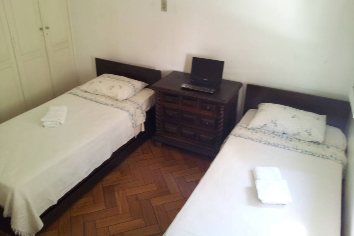 Chambre Standard Double ou avec lits jumeaux, salle de bains commune
