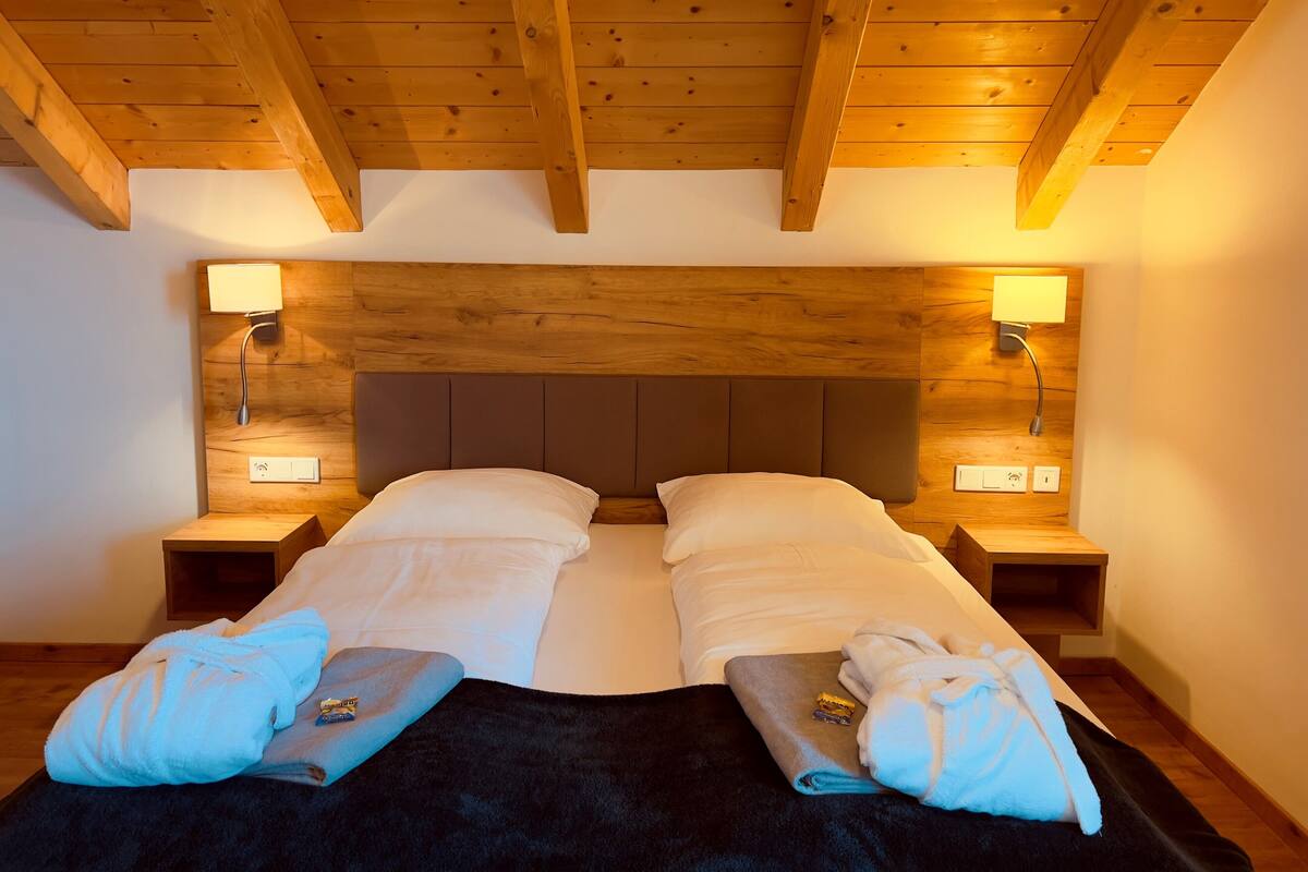 Superior Double Room, Balcony | Premium bedding, in-room safe, desk, laptop workspace