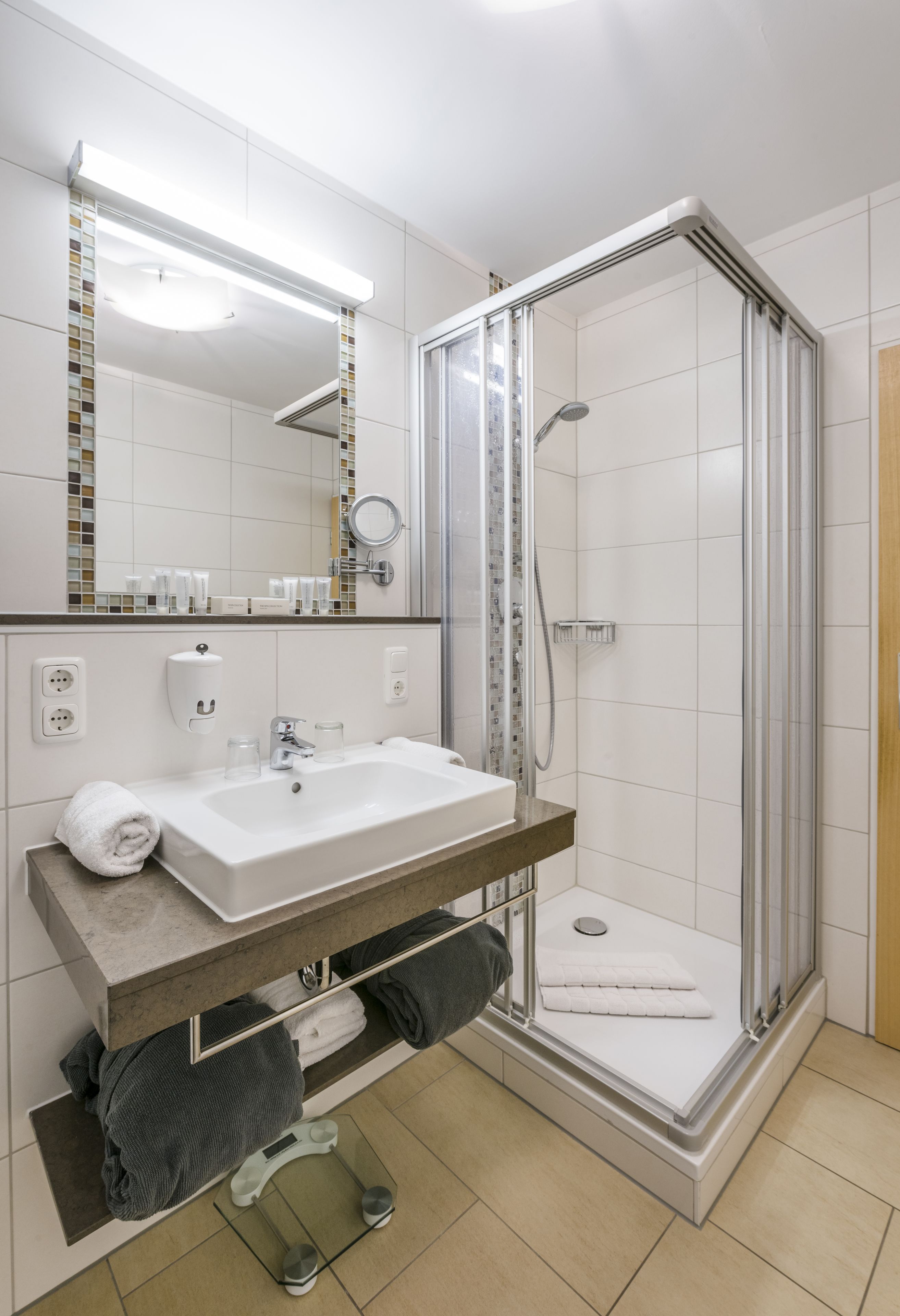 superior double room, balcony | bathroom | free toiletries, hair dryer, bathrobes, towels