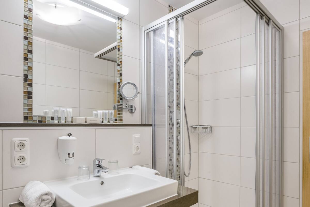 superior double room, balcony | bathroom | free toiletries, hair dryer, bathrobes, towels
