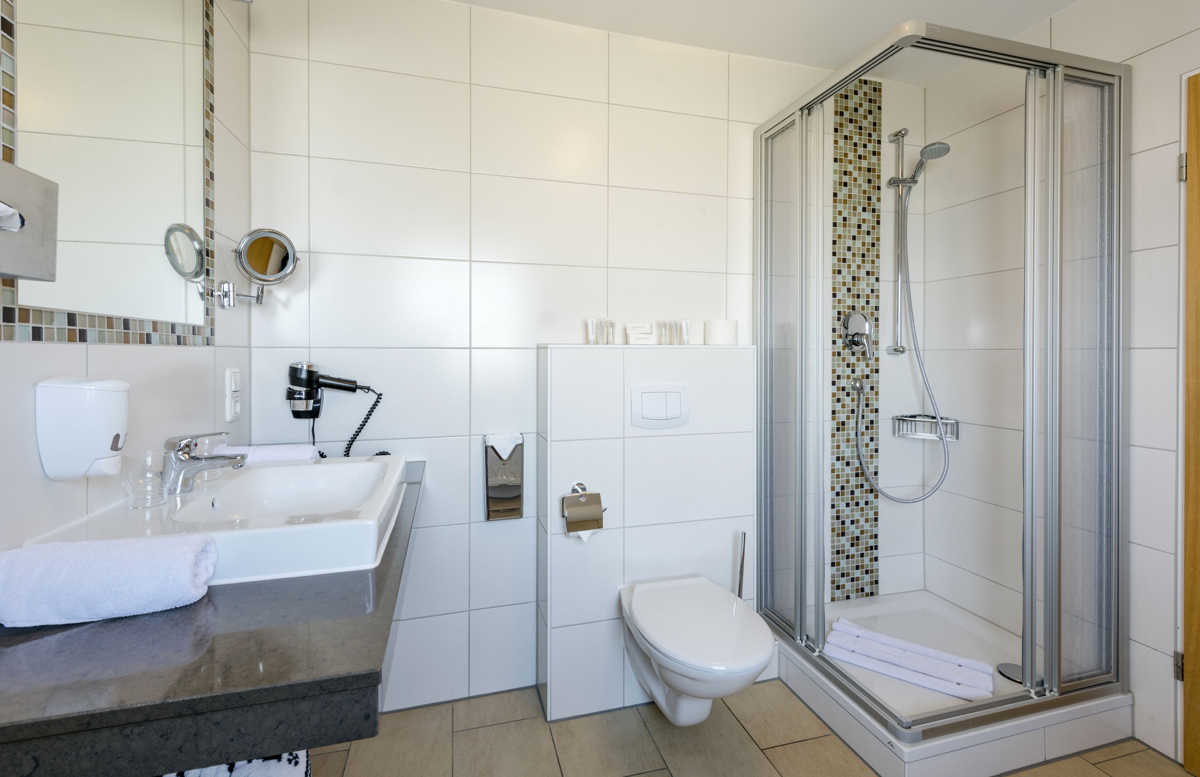 superior double room, balcony | bathroom | free toiletries, hair dryer, bathrobes, towels
