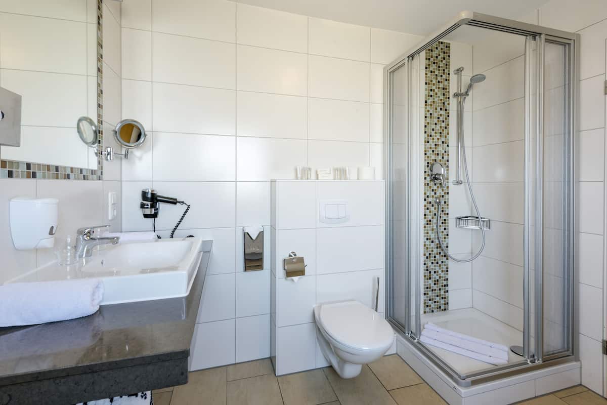 superior double room, balcony | bathroom | free toiletries, hair dryer, bathrobes, towels