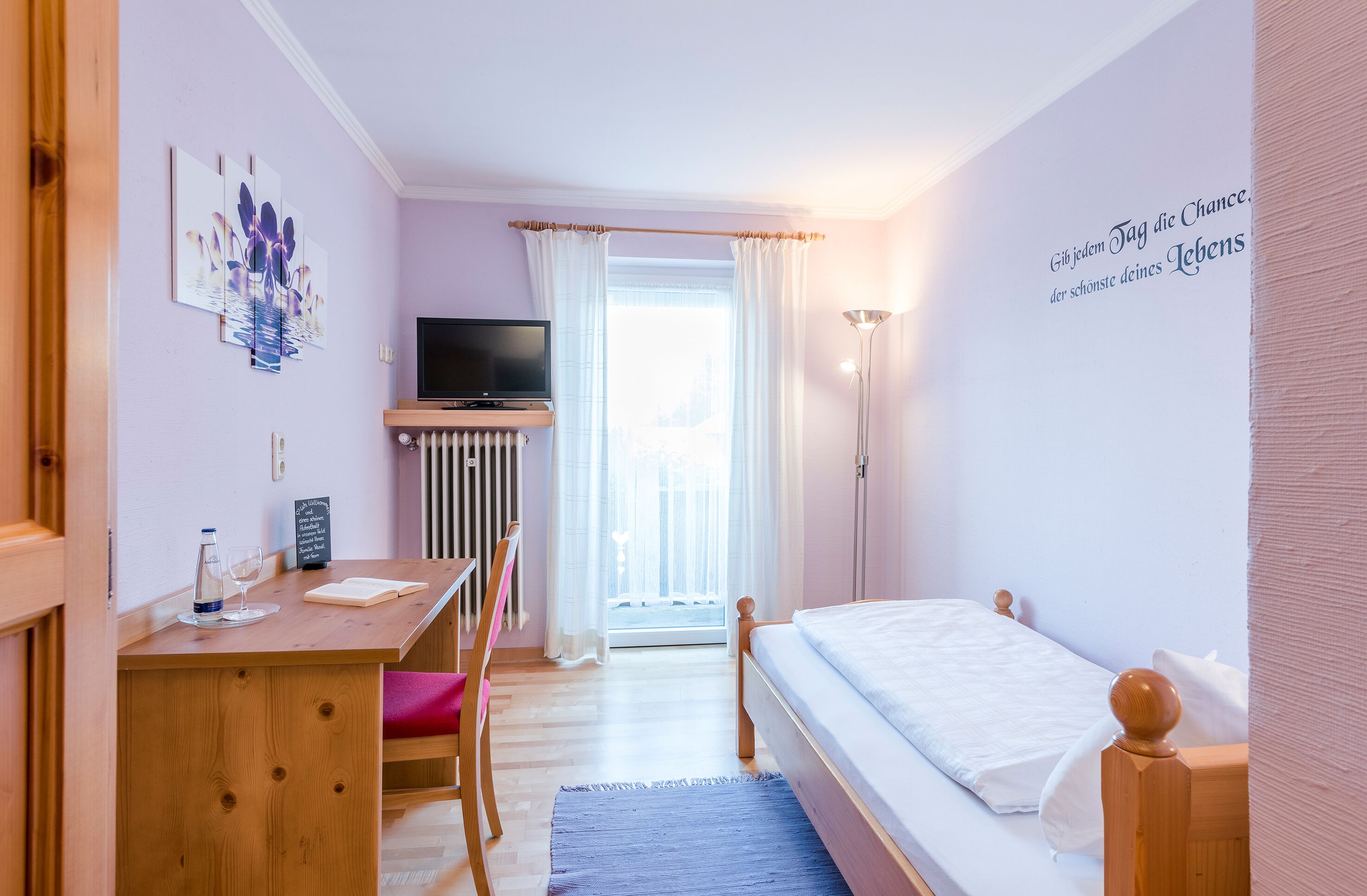 single room | premium bedding, in-room safe, desk, laptop workspace