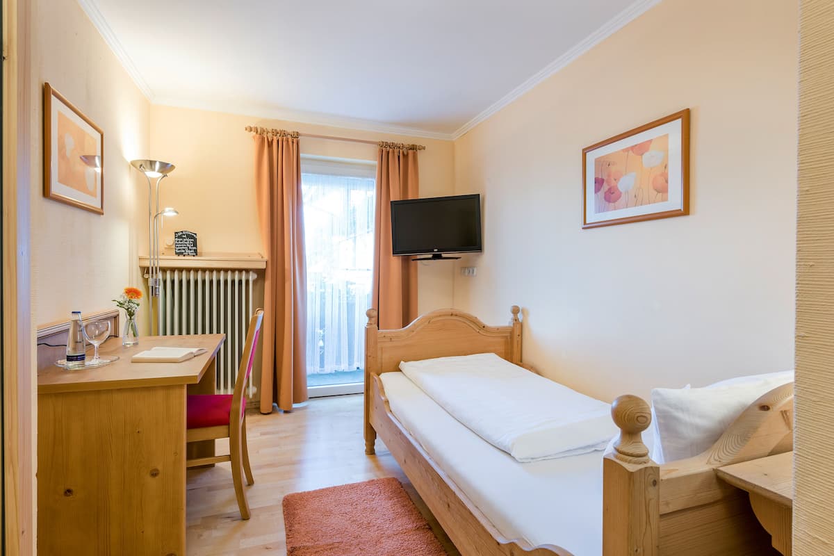 Single Room | Premium bedding, in-room safe, desk, laptop workspace