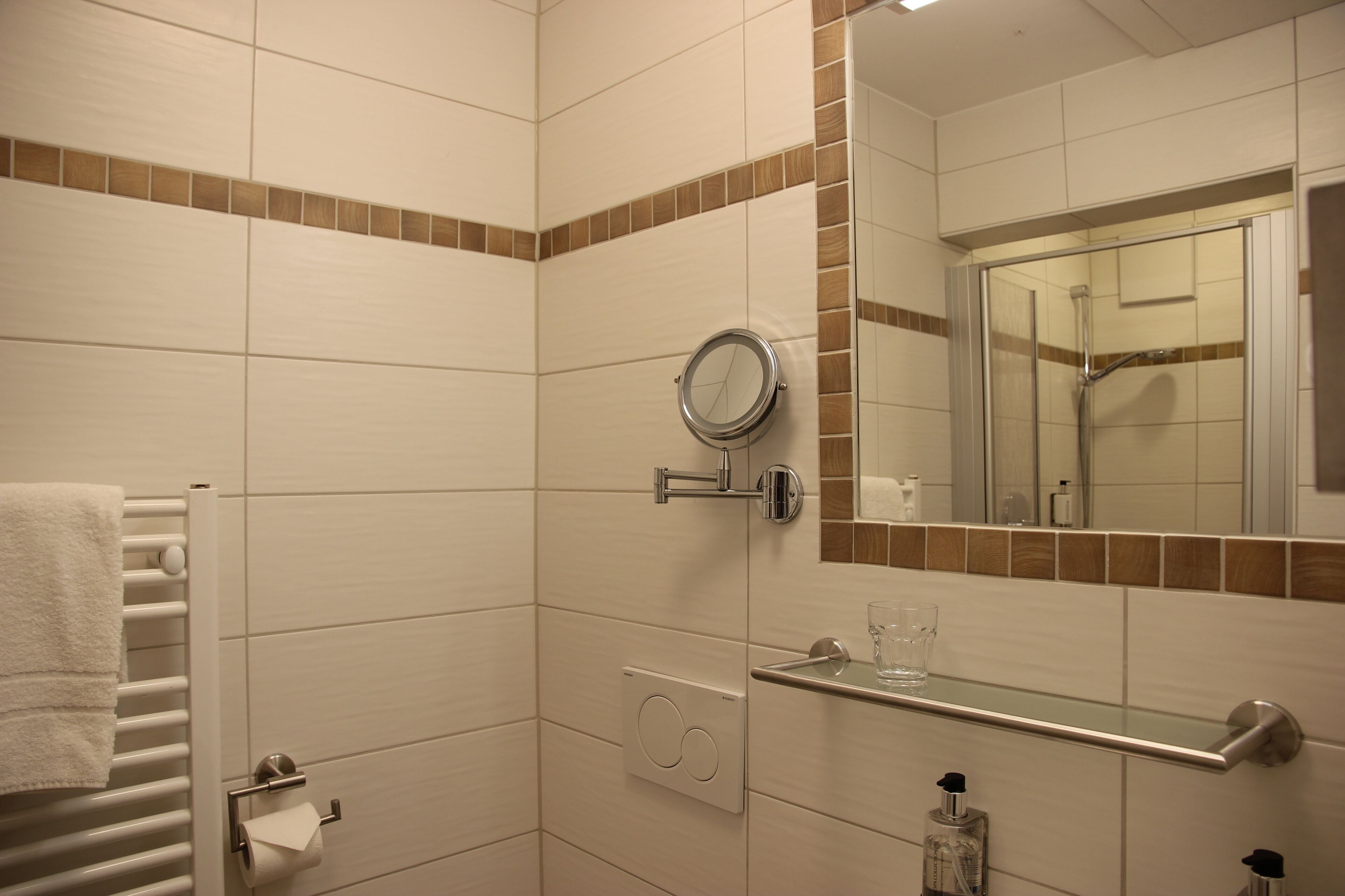 single room | bathroom | free toiletries, hair dryer, bathrobes, towels