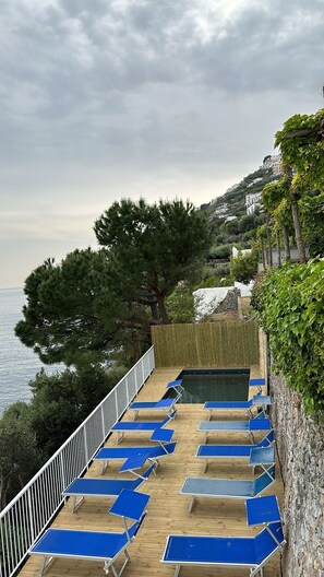 Een minibar, een kluis op de kamer, een bureau, verduisterende gordijnen