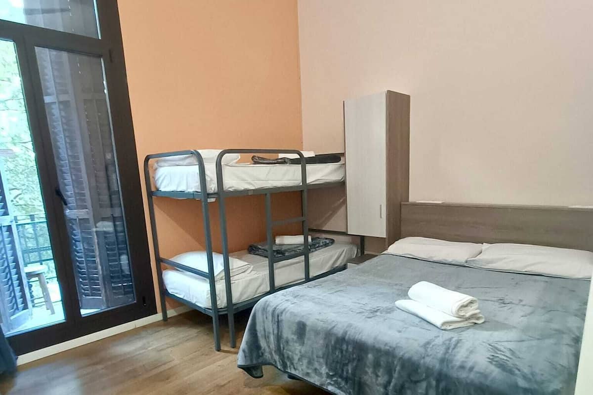 吹风机、毛巾、卫生纸