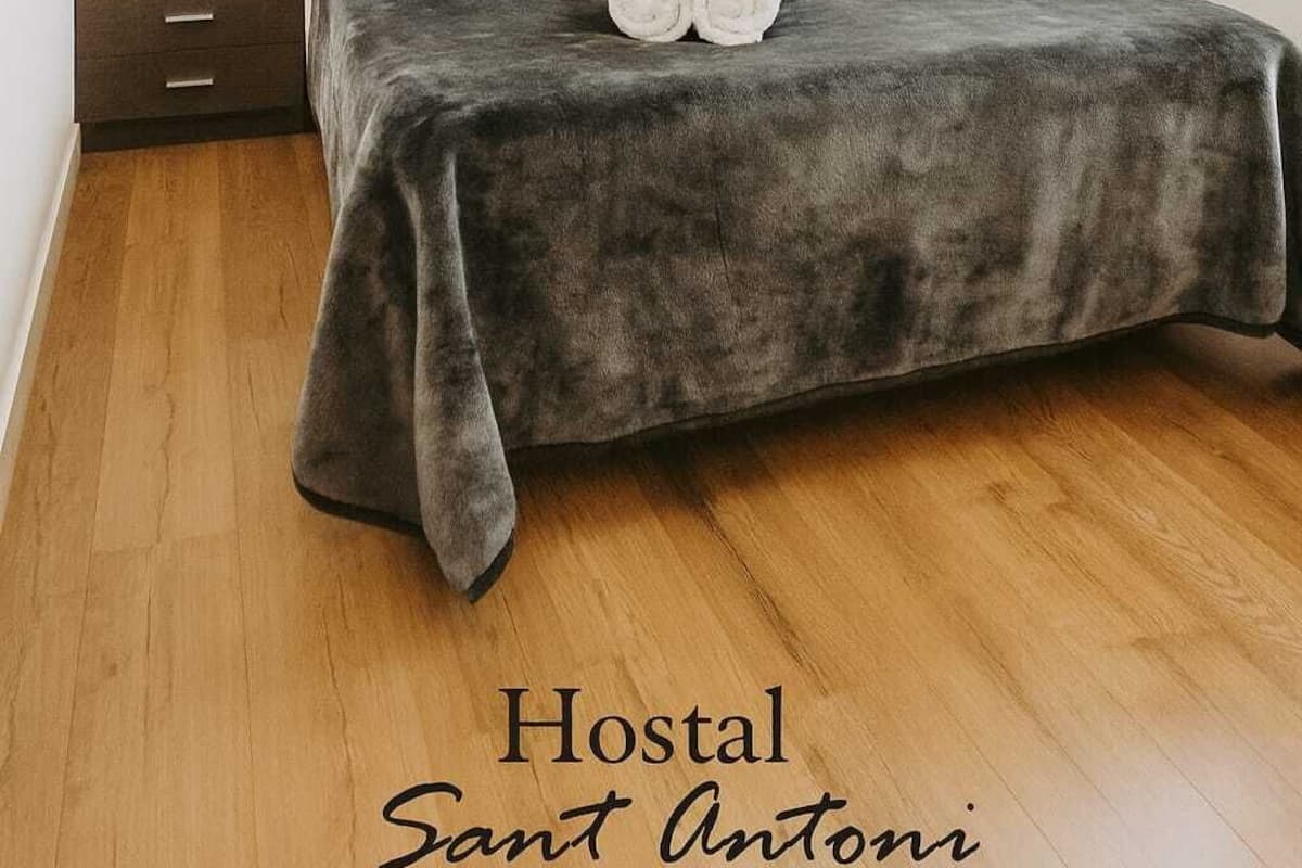 Interior double room with private bathroom | Individuelt dekorert, blendingsgardiner og strykejern/-brett