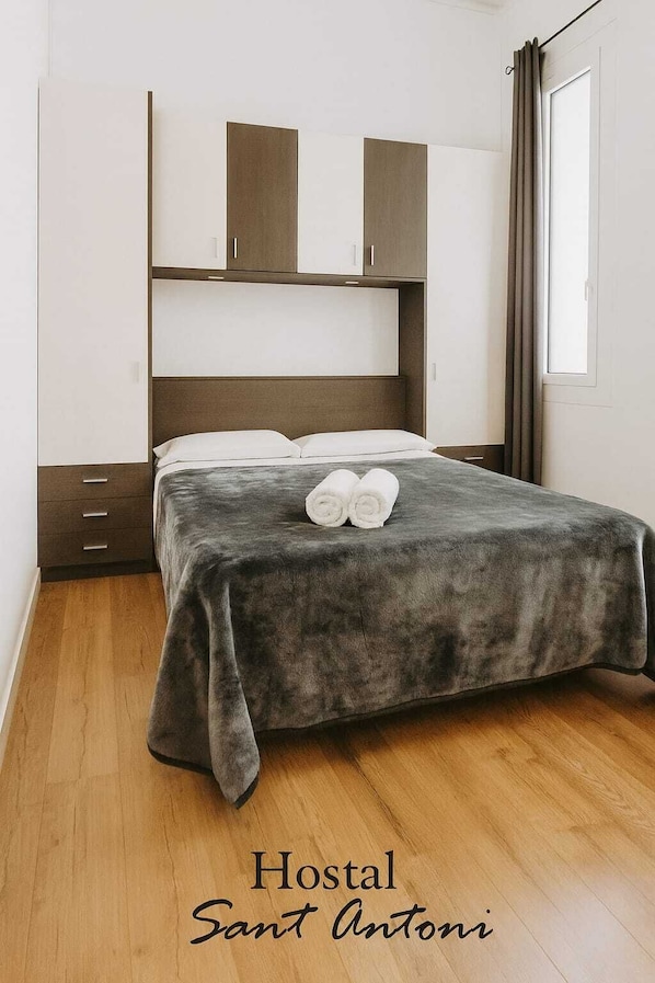 Interior double room with private bathroom