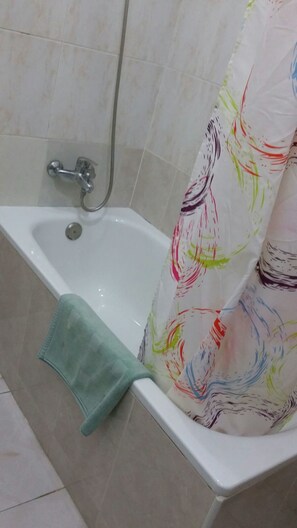 Pengering rambut, handuk,  dan tisu toilet