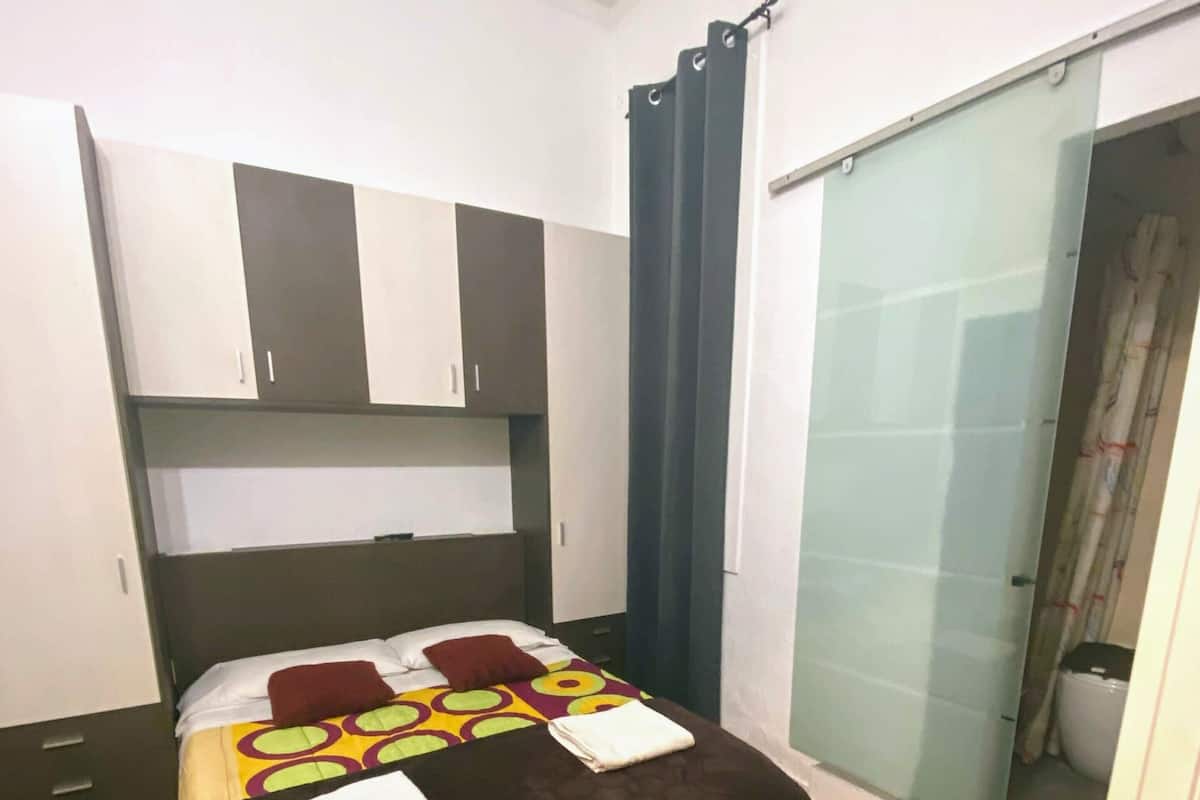 Kamar Double Ekonomi, kamar mandi pribadi (interior) | Selimut bulu angsa, minibar, dan didekorasi berbeda-beda