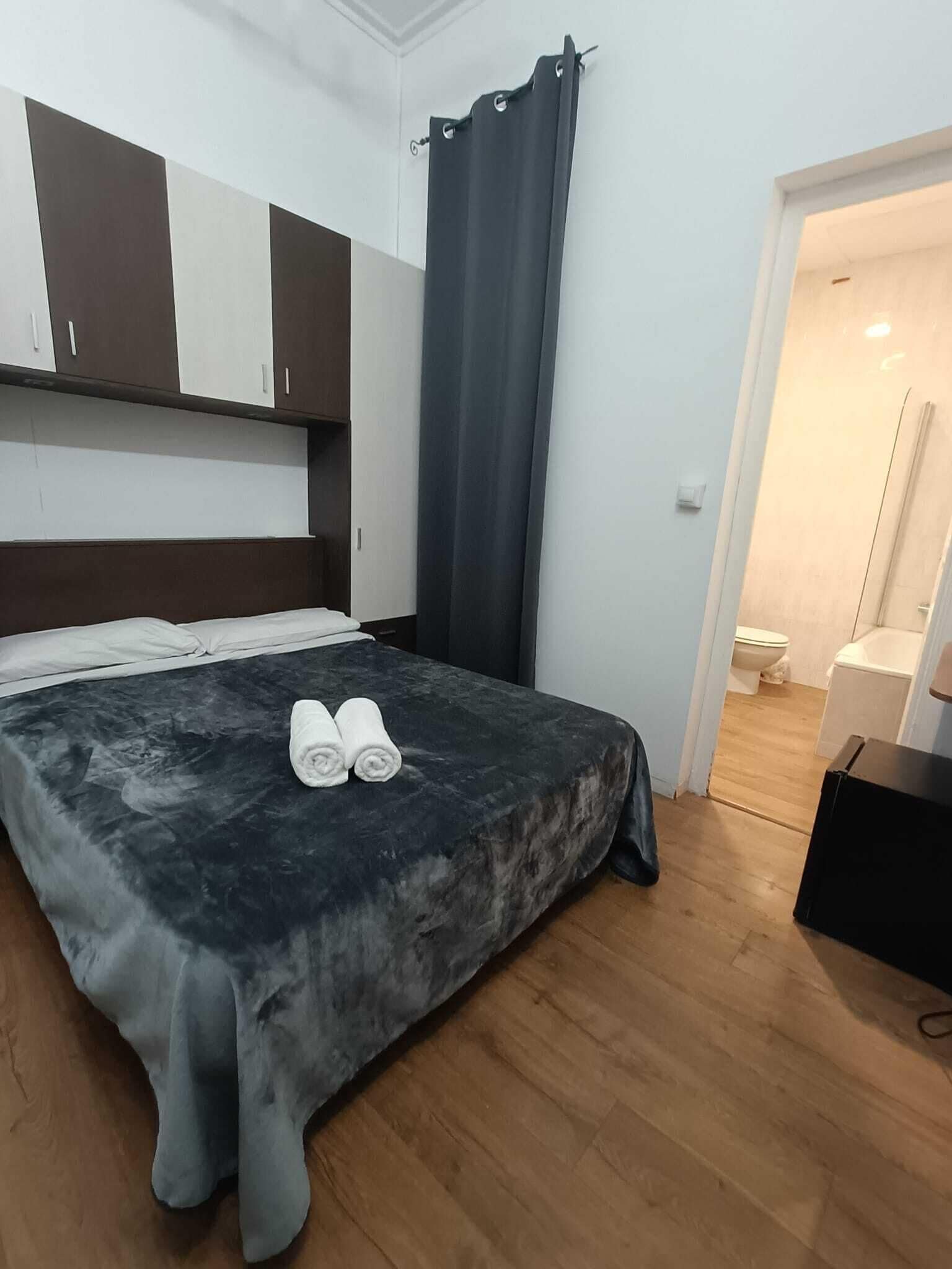 Décoration personnalisée, rideaux occultants, fer et planche à repasser