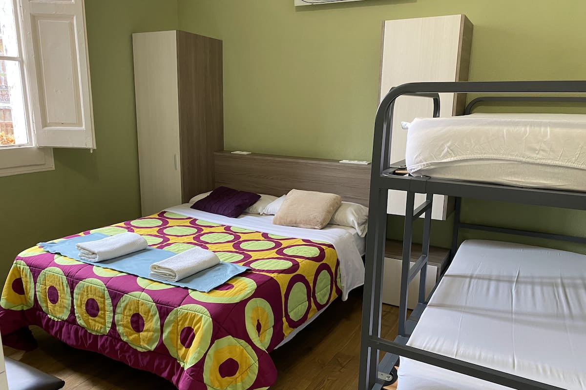 Donzen dekbedden, een minibar, individueel gedecoreerd