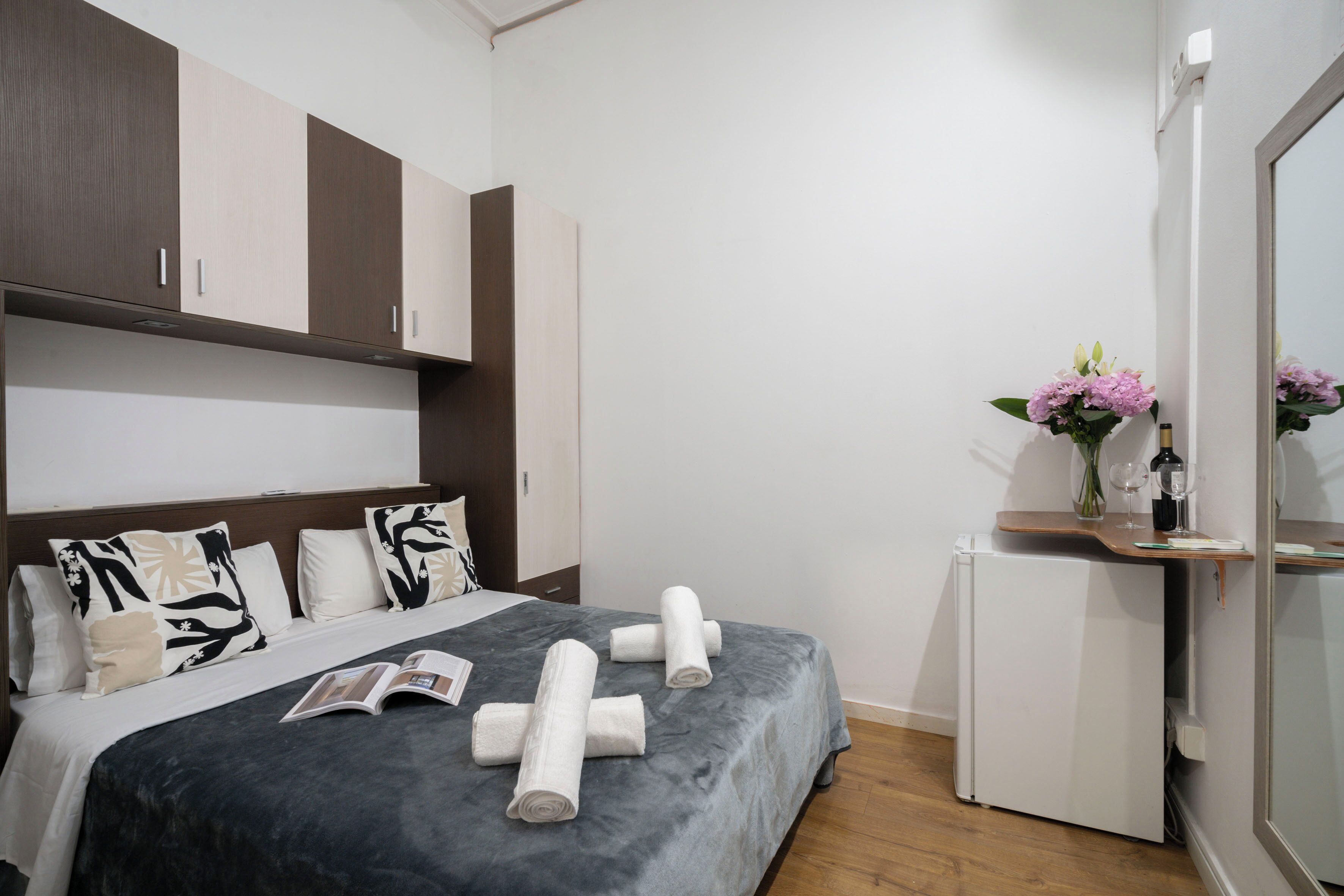 Interior double room with private bathroom | 特色装修、遮光窗帘、熨斗/熨板、免费 WiFi