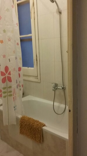 吹风机、毛巾、卫生纸