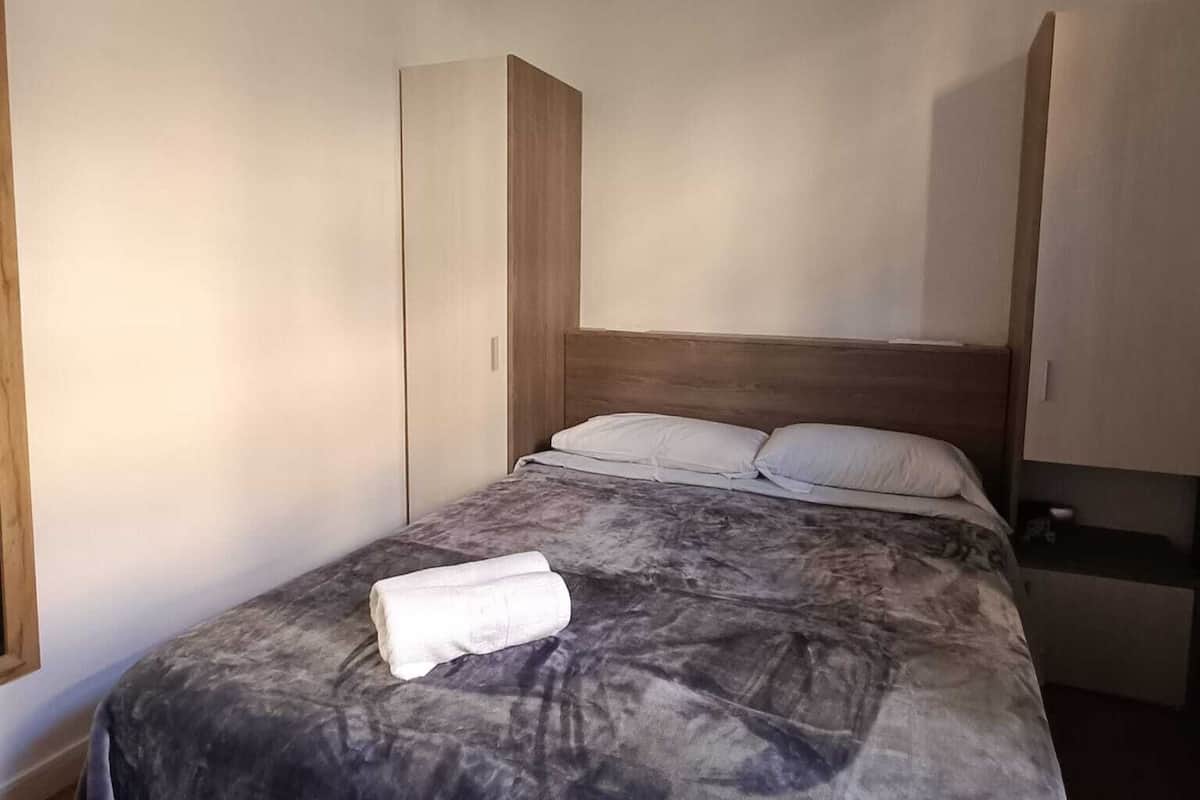 Økonomirom | Individuelt dekorert, blendingsgardiner og strykejern/-brett