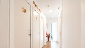 Habitación Familiar 3, baño privado externo | 浴室 | 淋浴設備、吹風機、毛巾、衛生紙