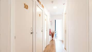 Familie tweepersoonskamer | Badkamer | Een haardroger, handdoeken, toiletpapier