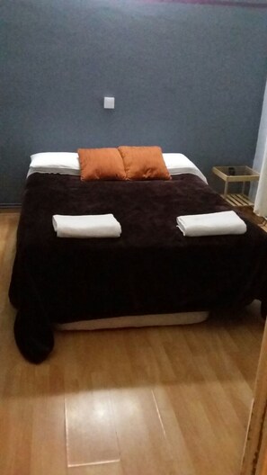 Décoration personnalisée, rideaux occultants, fer et planche à repasser