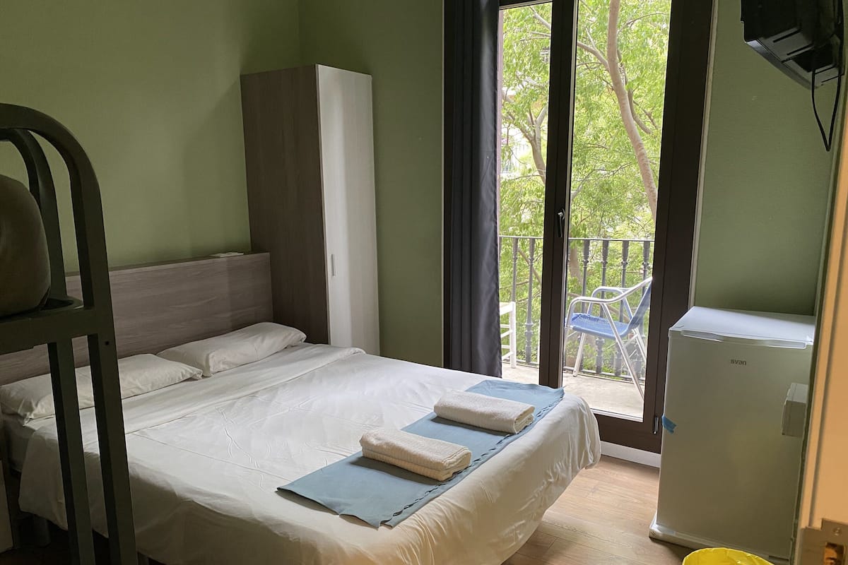 Donzen dekbedden, een minibar, individueel gedecoreerd