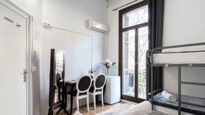Habitación Familiar 3, baño privado externo | 遮光布/窗簾、熨斗/熨衣板、免費無線上網、獨特裝潢