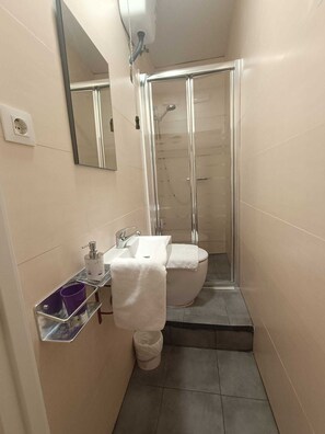 Pengering rambut, handuk,  dan tisu toilet