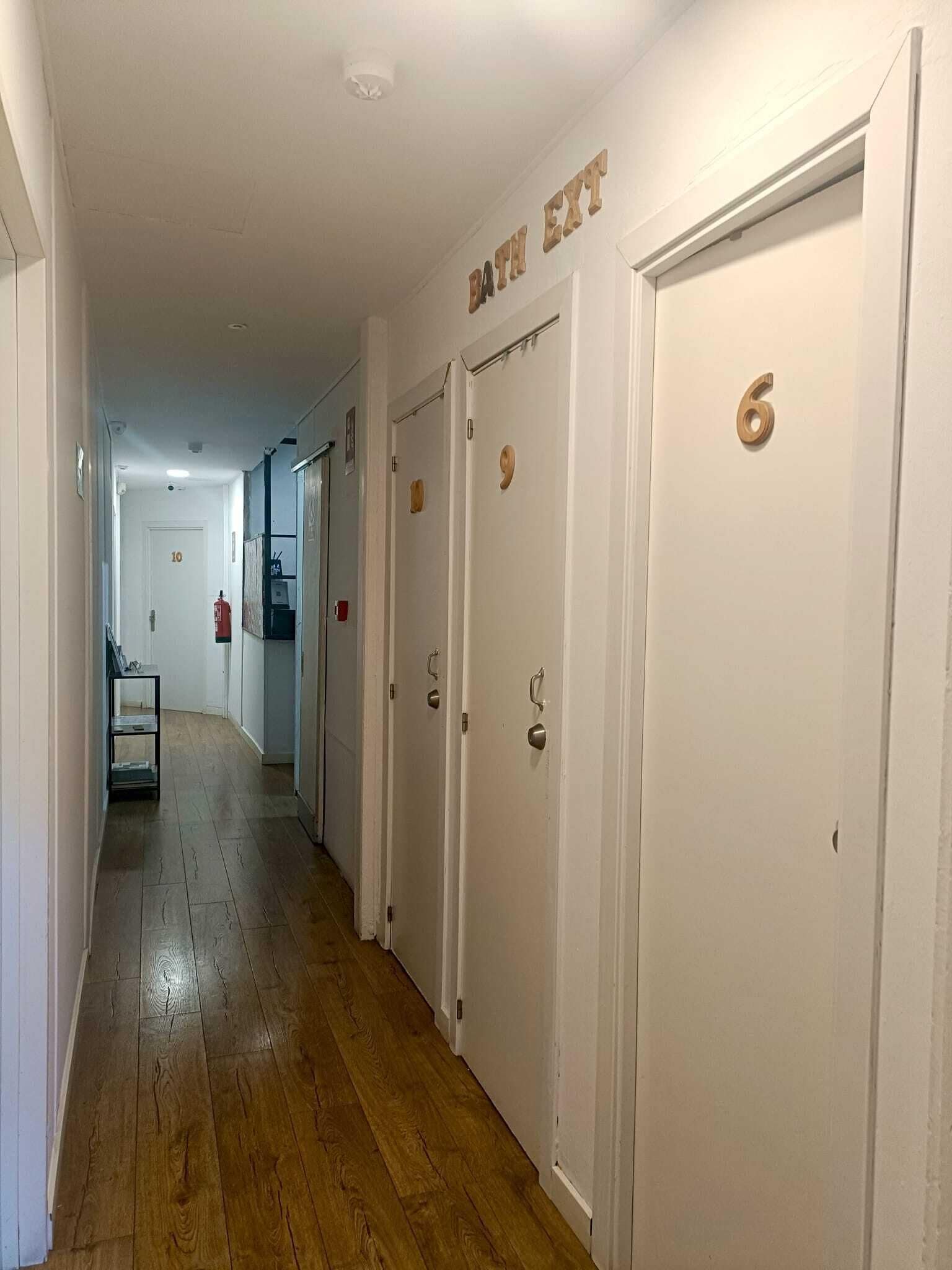 Secador de cabelo, toalhas de banho, papel higiênico 