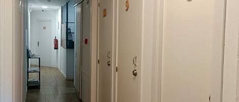 Secador de cabelo, toalhas de banho, papel higiênico