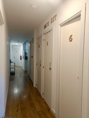 Hårføner, håndklær og toalettpapir