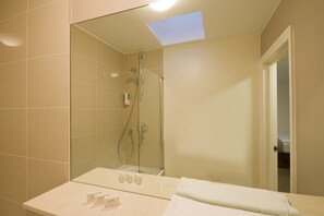 Family Room | Bathroom | Shower, towels, soap - Queens Hotel (London)