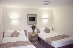 Twin Room | Desk, free WiFi, bed sheets - Queens Hotel (London)
