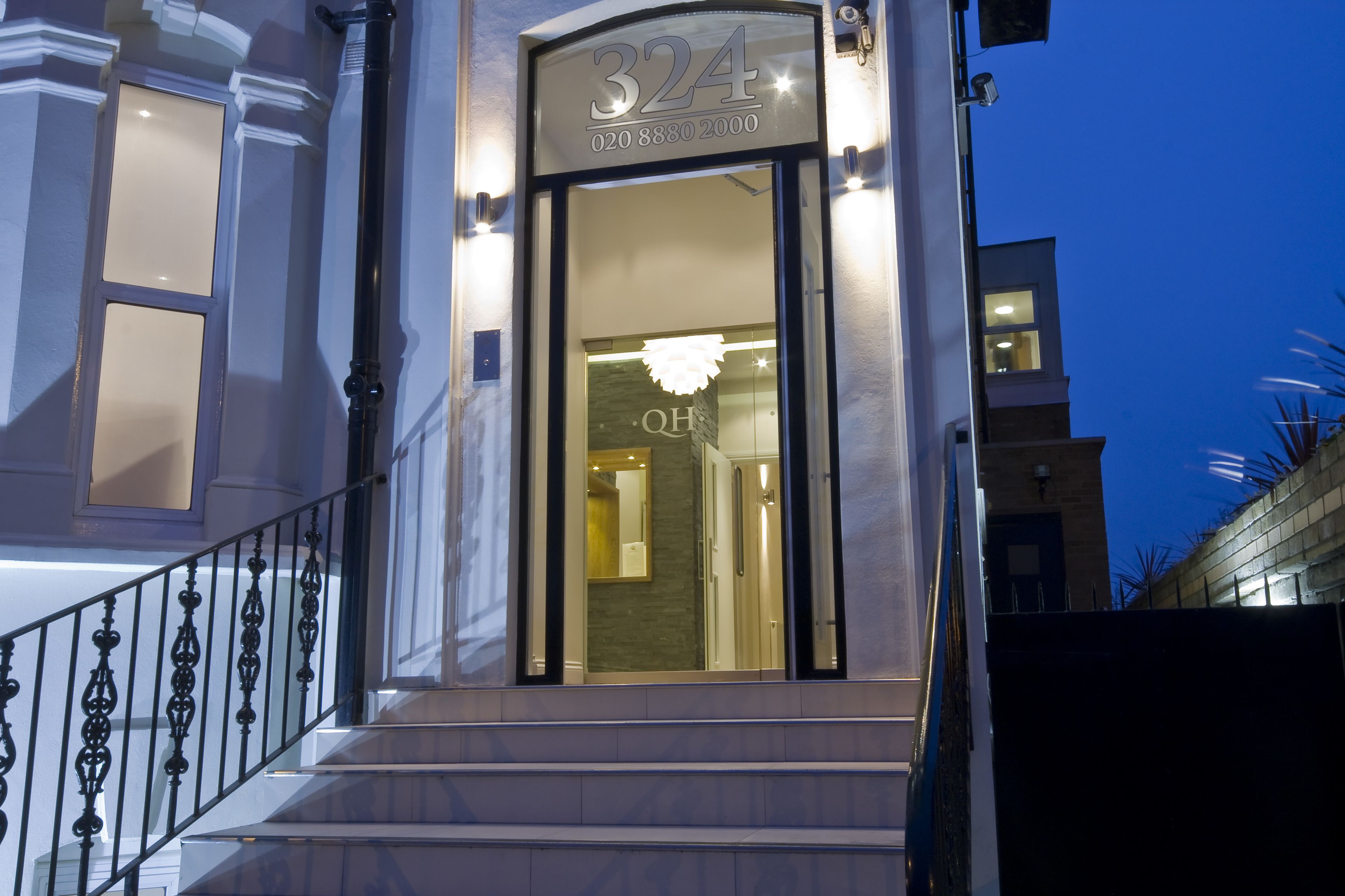 Photo - Queens Hotel