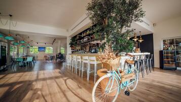 Se sirven desayunos, comidas, cenas y cocina internacional