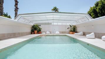 Piscine couverte, 2 piscines extérieures, parasols de plage
