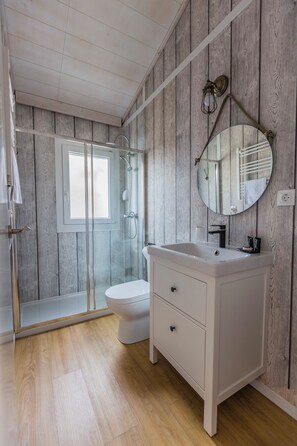 Bungalow Mediterranean Suite | Bagno | Doccia, soffione a pioggia, asciugacapelli, asciugamani