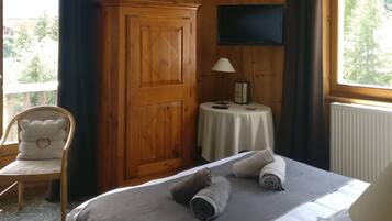 Chambre Double, avec douche | 1 chambre, coffres-forts dans les chambres, bureau, Wi-Fi gratuit