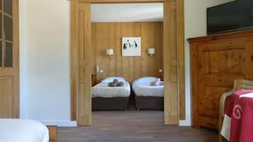 Suite familiale lits jumeaux | Coffre-fort, bureau, accès au Wi-Fi (inclus), literie fournie