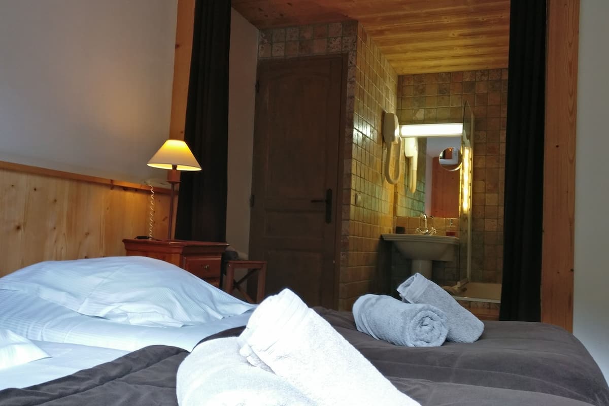 Camera con 2 letti singoli, vasca da bagno | 1 camera, una cassaforte in camera, una scrivania, Wi-Fi gratuito