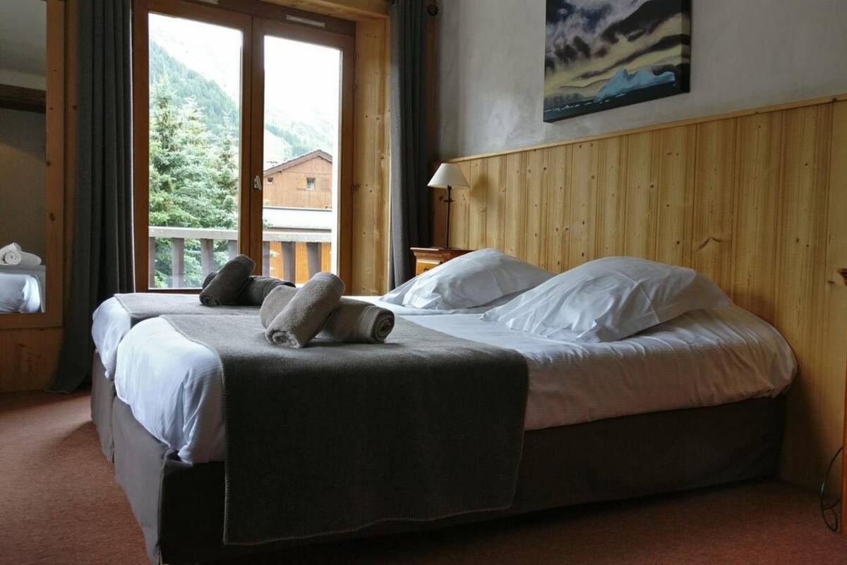 double room, with shower | 1 bedroom, in-room safe, desk, free wifi